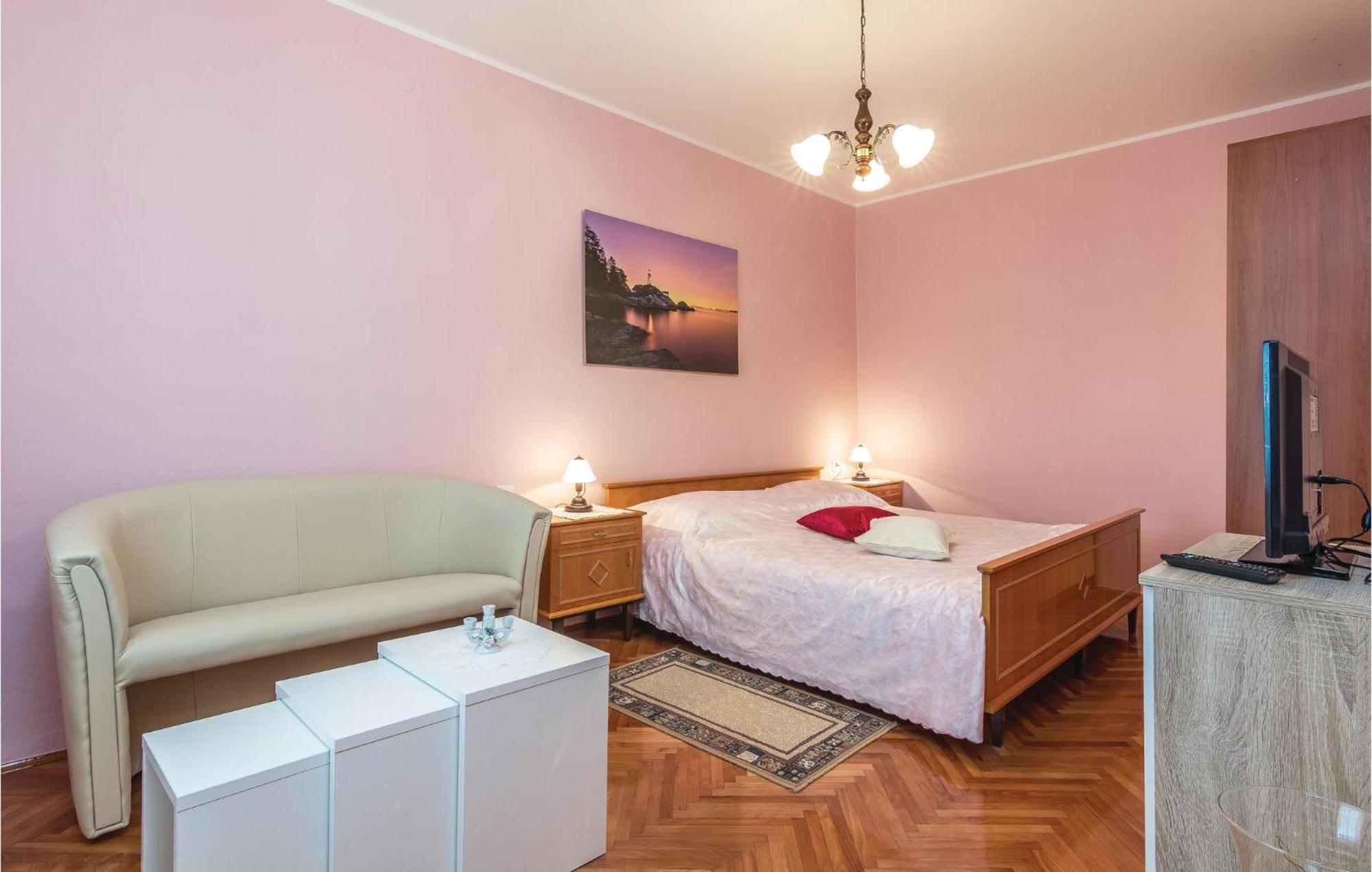 Cozy Apartment In Pican With Kitchen Εξωτερικό φωτογραφία