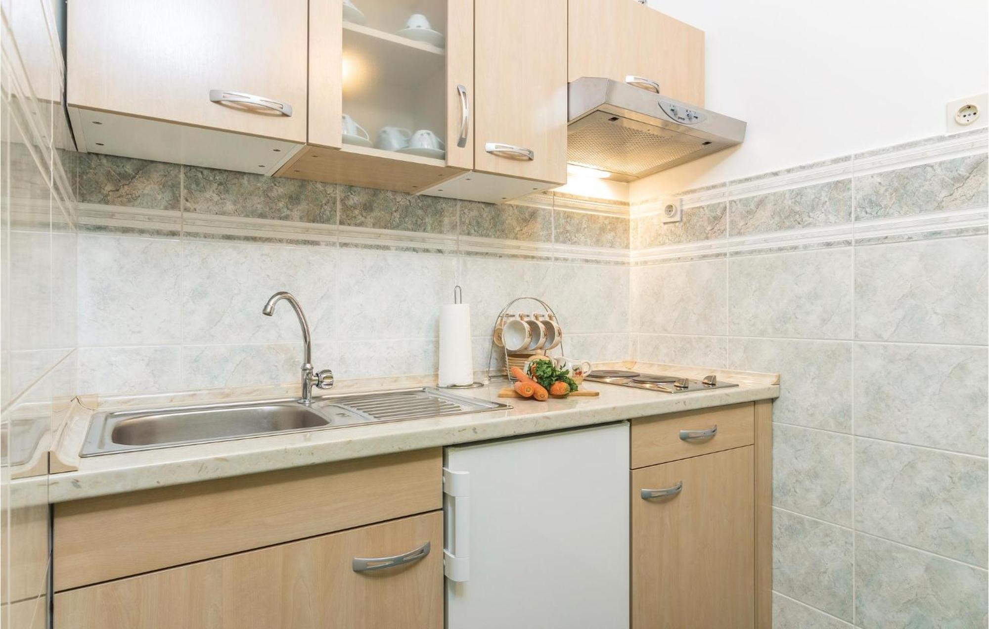 Cozy Apartment In Pican With Kitchen Εξωτερικό φωτογραφία