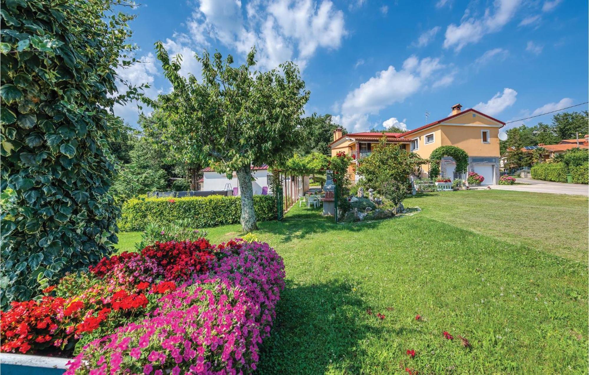 Cozy Apartment In Pican With Kitchen Εξωτερικό φωτογραφία
